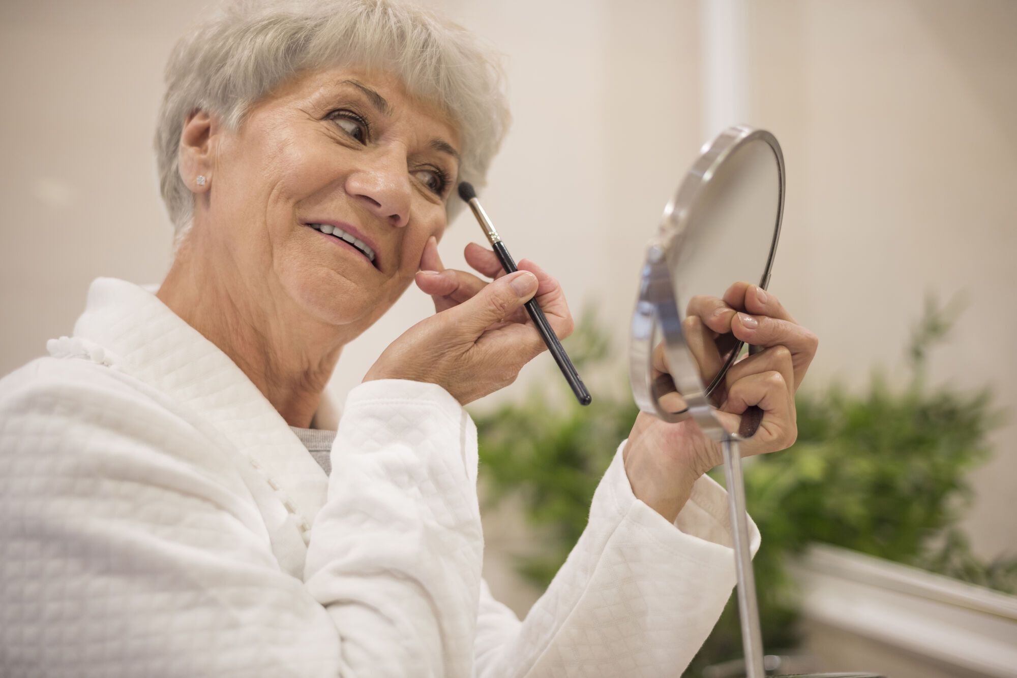 Nigdy nie rób takich brwi: na jakie błędy w makijażu powinny zwracać uwagę kobiety po 50. roku życia