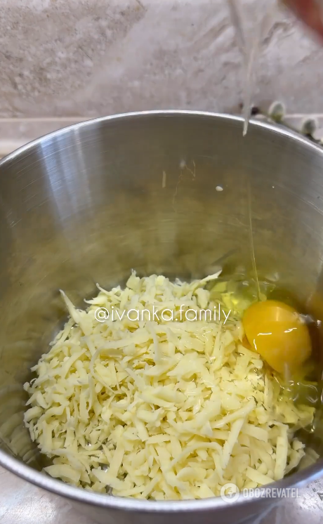 Cheese khachapuri in 5 minutes: cooked in a pan