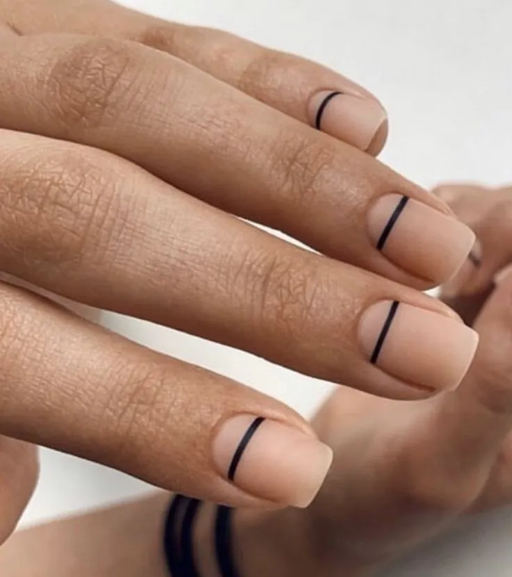 Jeśli zastosujesz pociągnięcie bliżej początku płytki paznokcia, możesz wizualnie wydłużyć paznokcie.