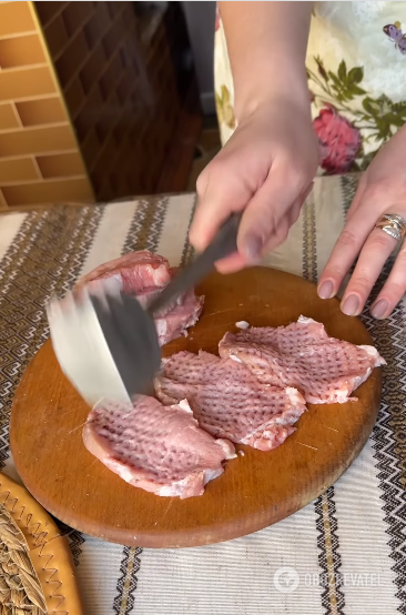 Francuskie mięso na poduszce cebulowej: okazuje się jeszcze smaczniejsze niż z ziemniakami
