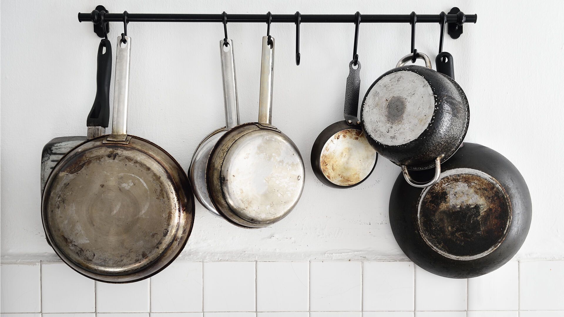 Do not damage the non-stick coating on the pan: what do you need to do with the cookware before cooking