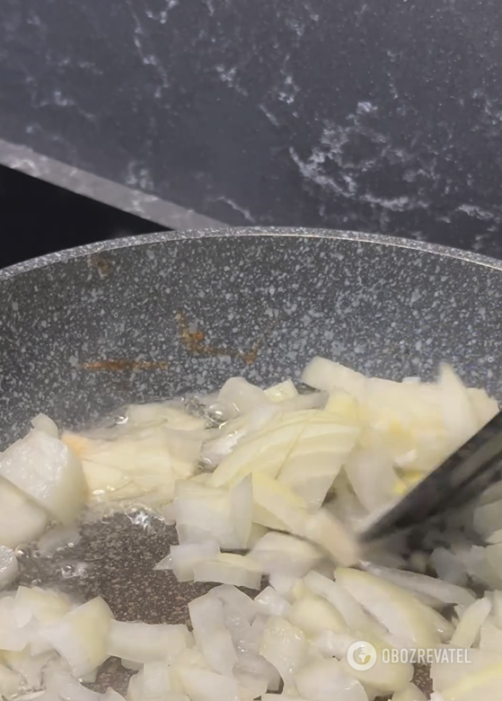 Niedroga zapiekanka ziemniaczana z piklami: koniecznie gotuj na lunch