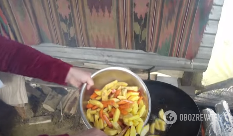 Chude ziemniaki z grzybami i warzywami: Kostiantyn Grubycz ugotował je razem z gospodyniami domowymi z obwodu rówieńskiego