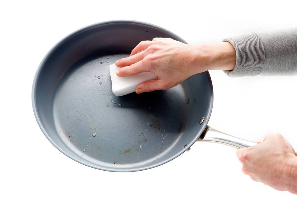Nie uszkadzaj nieprzywierającej powłoki na patelni: co należy zrobić z naczyniem przed gotowaniem