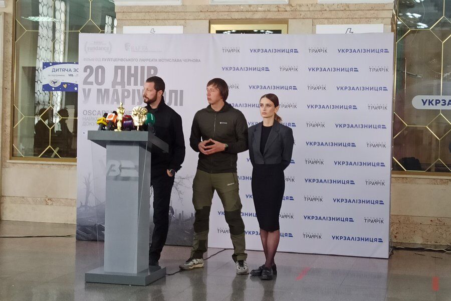 Twórcy ''20 dni w Mariupolu'' zorganizowali konferencję prasową na dworcu kolejowym w Kijowie.