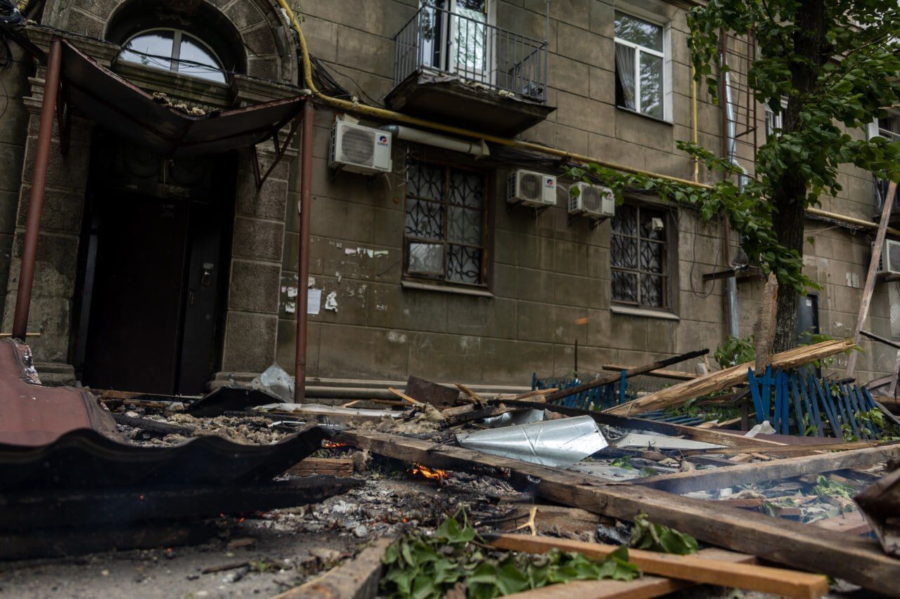 Damaged apartments, cars, and a playground: how does the yard of a building in Dnipro damaged by a Russian strike look like. Video