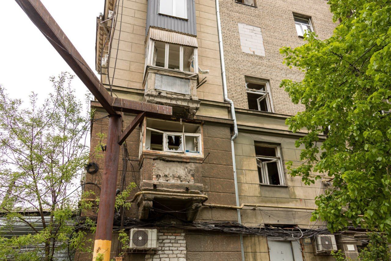 Damaged apartments, cars, and a playground: how does the yard of a building in Dnipro damaged by a Russian strike look like. Video
