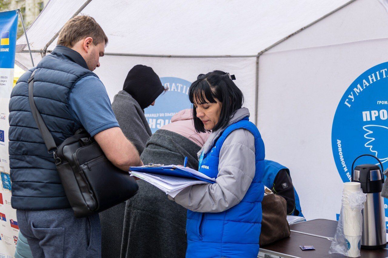 Wolontariusze pomagają poszkodowanym w Dnieprze
