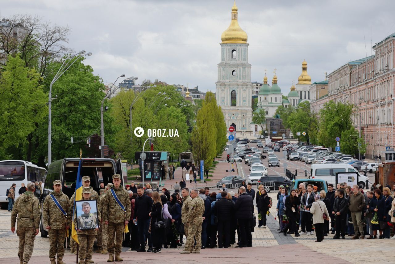 W Kijowie ludzie żegnają poległego żołnierza i znanego aktywistę Pavlo Petrychenko.