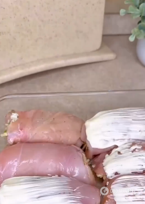 Niskotłuszczowe i bardzo soczyste: smaczne roladki z kurczaka z serem na obfity lunch