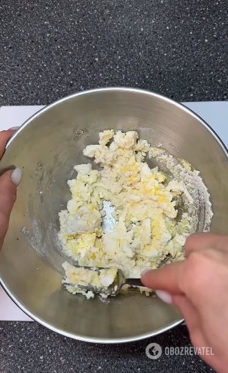 Delicious syrnyky in coconut flakes: how to cook without a frying pan