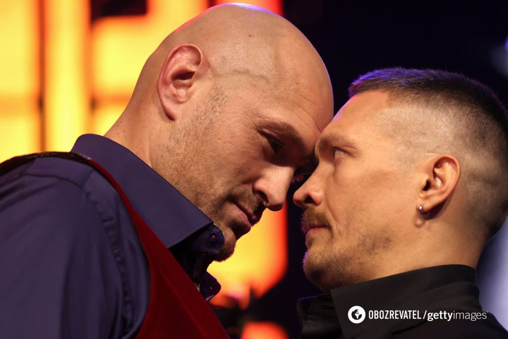 Fury i Usyk podczas pojedynku spojrzeń.