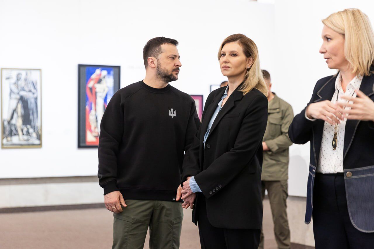 Ołena i Wołodymyr Zełenski wspólnie odwiedzają wystawę Ałły Horskiej