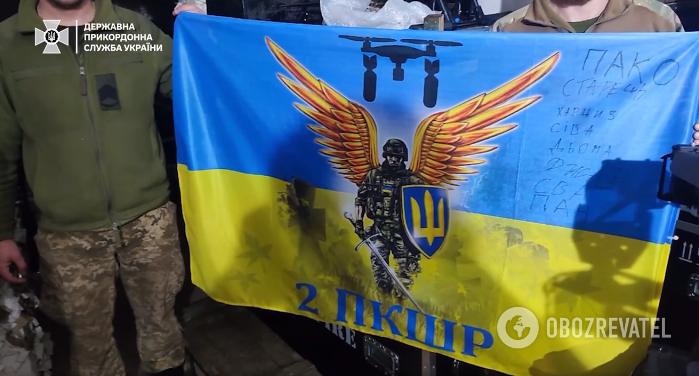 Flaga, którą obrońcy Ukrainy wznieśli nad głowami okupantów