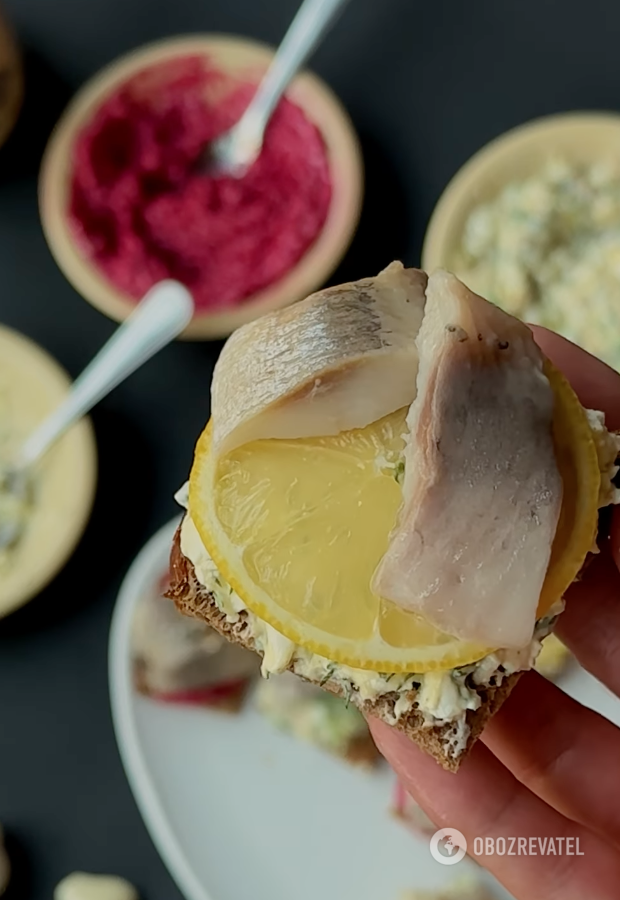 Sandwiches with herring and lemon