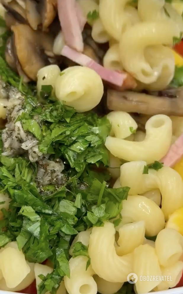 Delicious pasta with vegetables and herbs