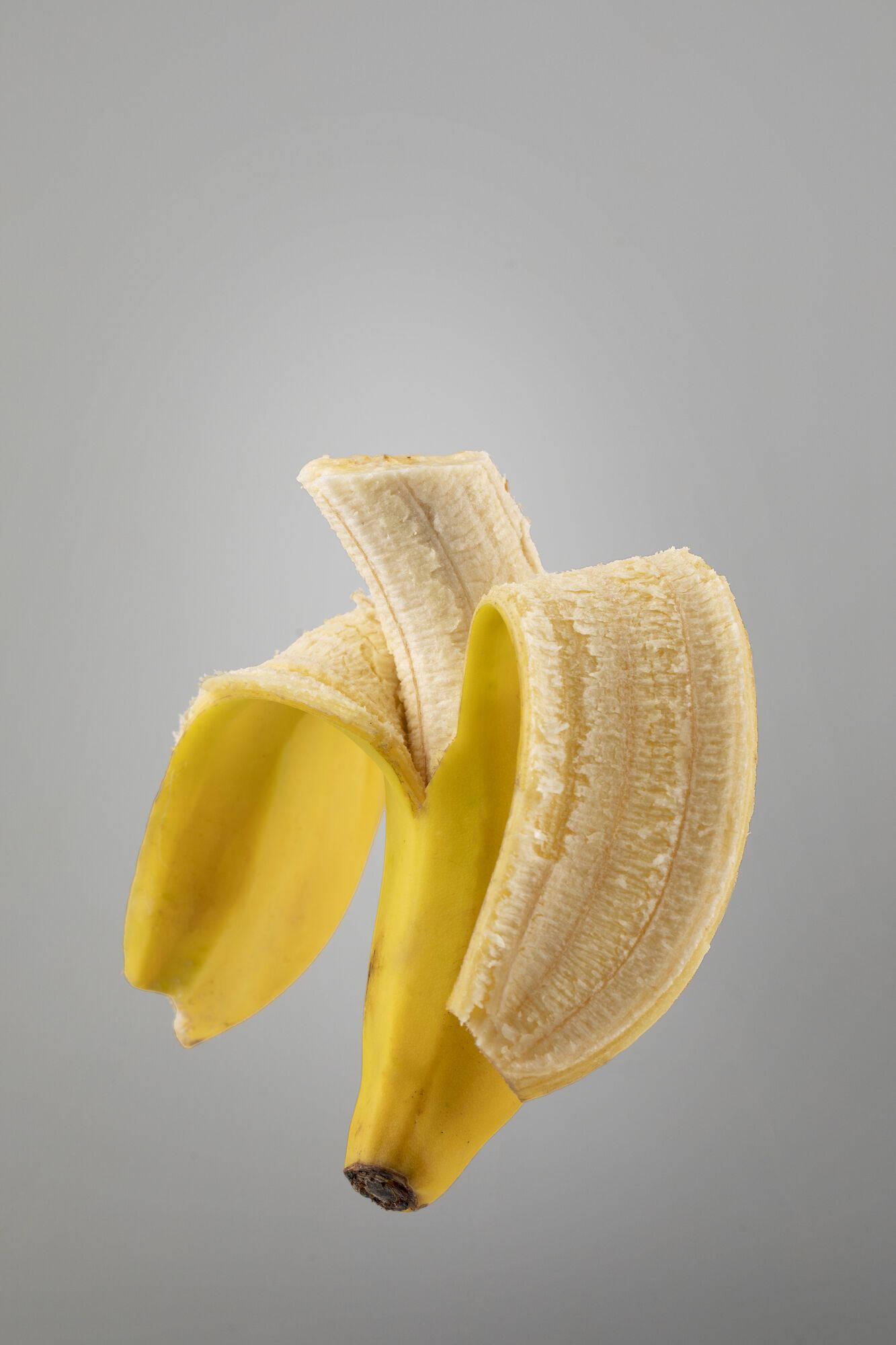 Świeży banan jest pełen witamin.