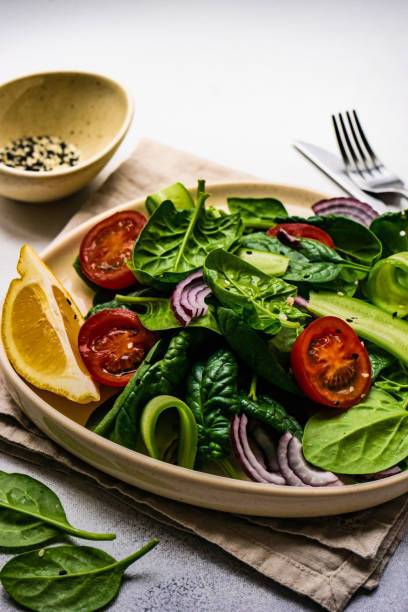 Spinach salad with tomatoes