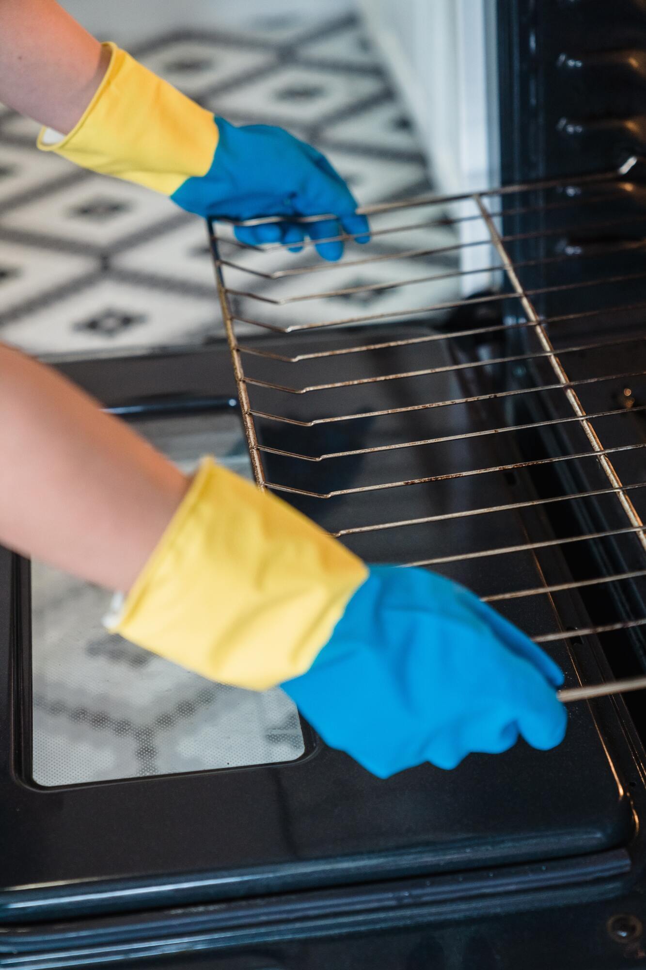 How to clean the oven from grease with vinegar quickly