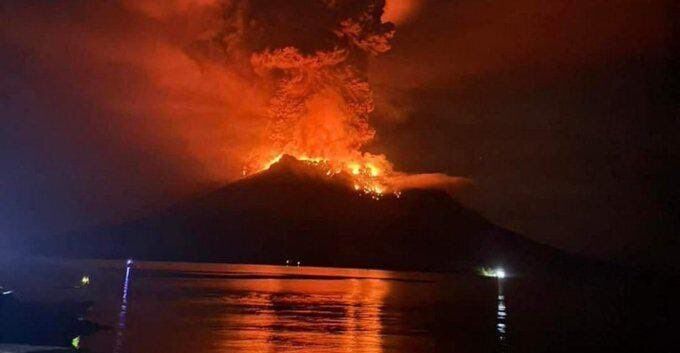 Mount Ruang volcano rages in Indonesia: what the ''fiery hell'' looks like. Photo and video