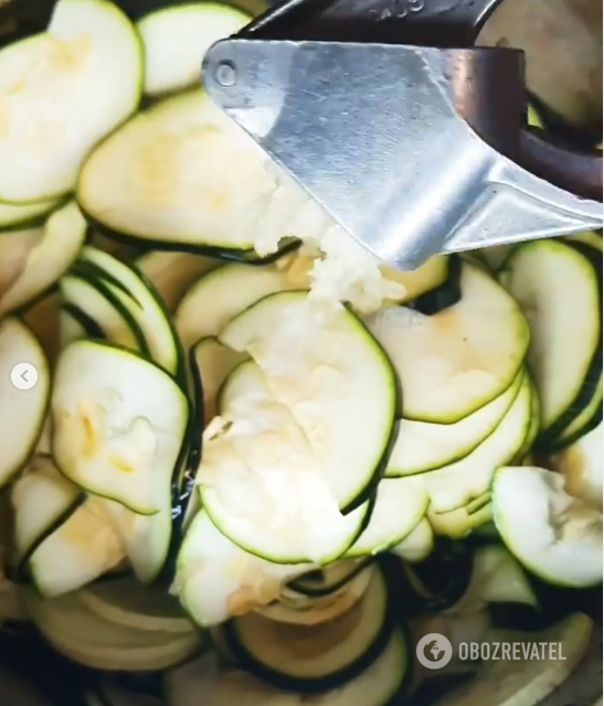 A simple recipe for pickled zucchini: you can eat the next day