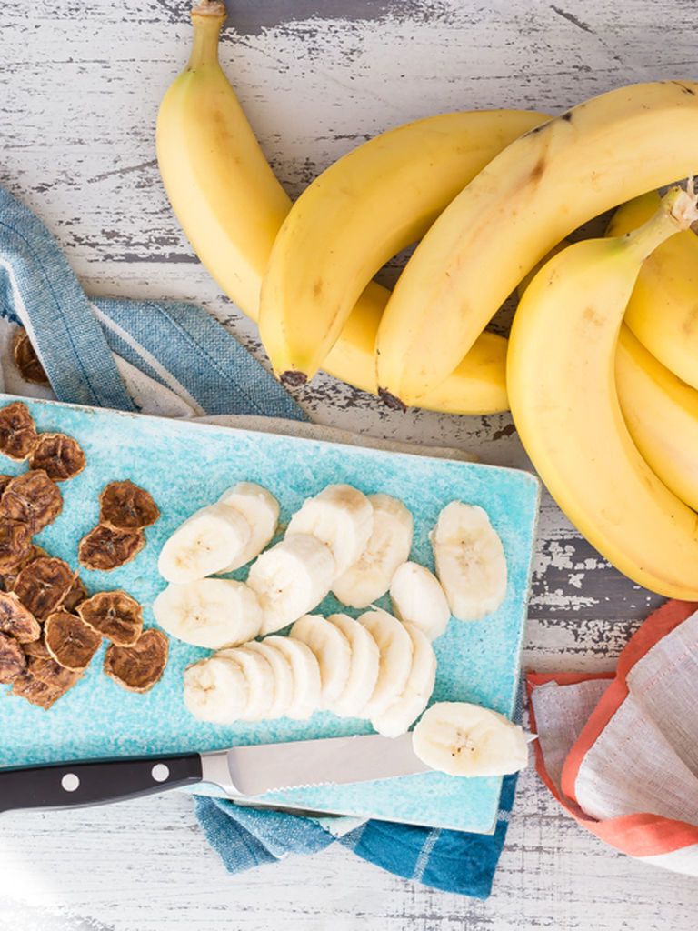 Homemade banana chips: can be made both in the oven and in the microwave