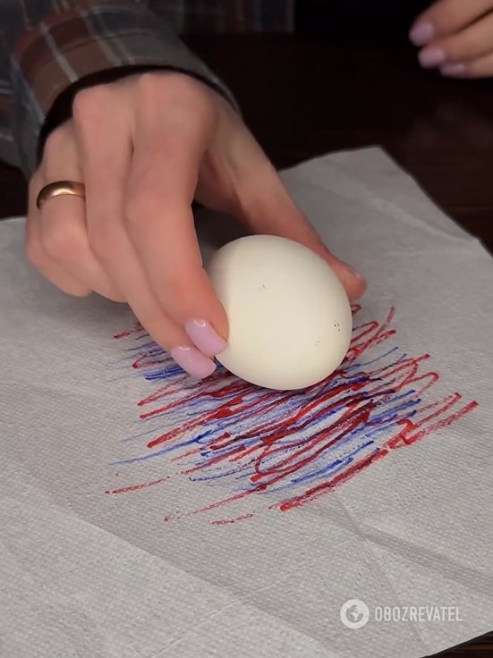 Czym farbować jajka na Wielkanoc, aby były jasne i kolorowe: bardzo szybki i niedrogi pomysł