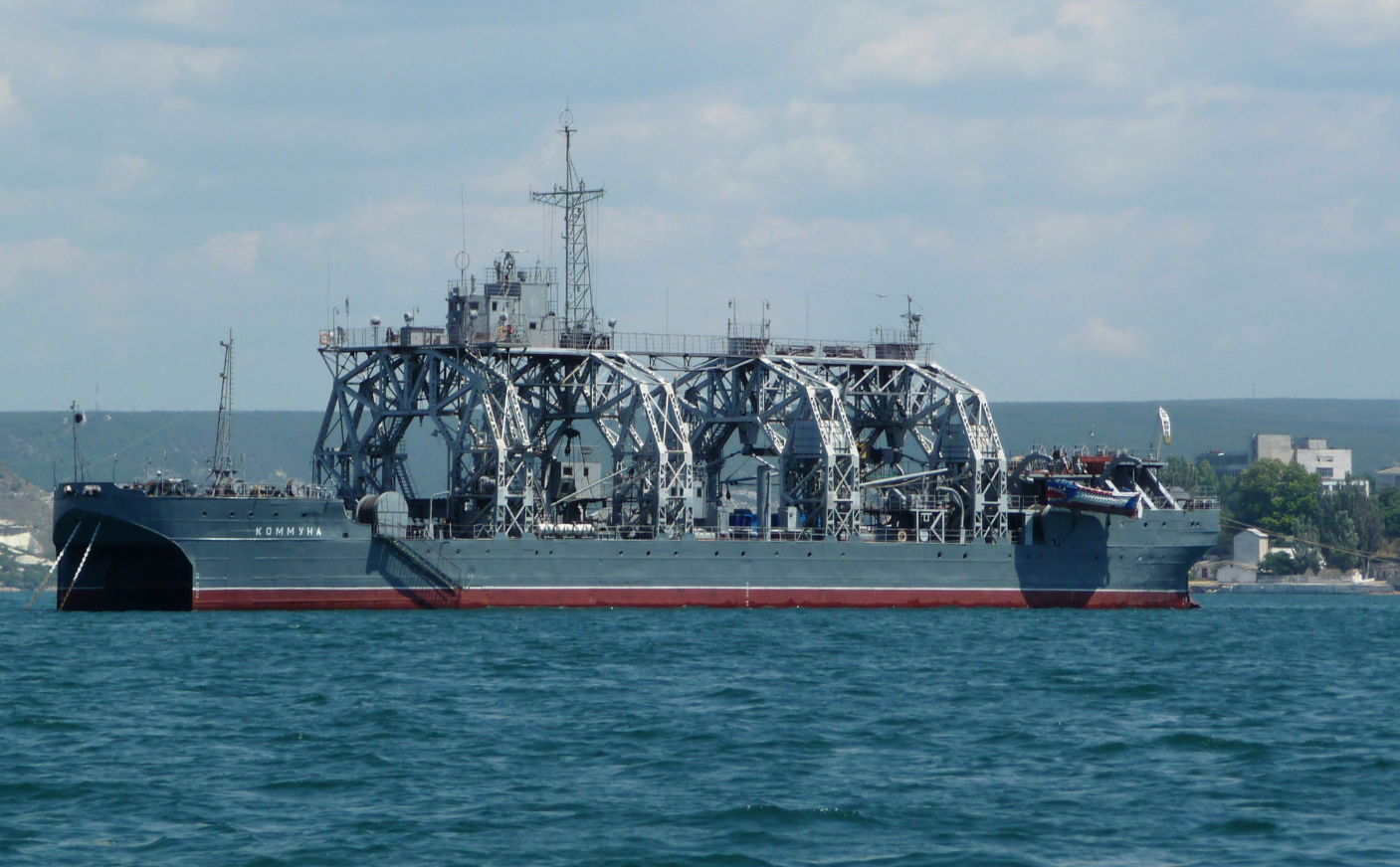 Ukraińskie siły zbrojne uderzyły w 100-letni rosyjski statek Kommuna w Sewastopolu: co o nim wiadomo?