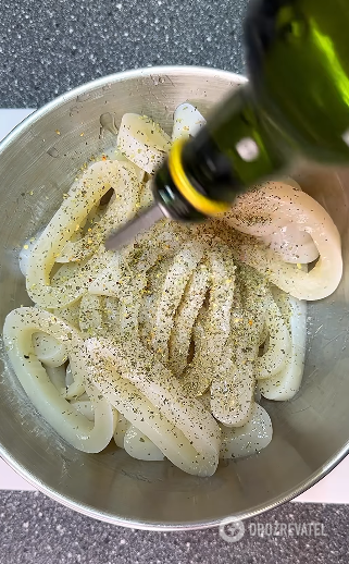 Squid rings in the oven: what to add to make them juicy