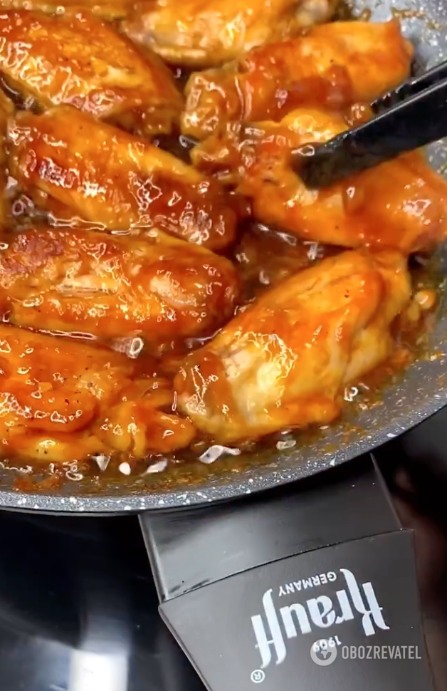 Chicken wings in garlic sauce