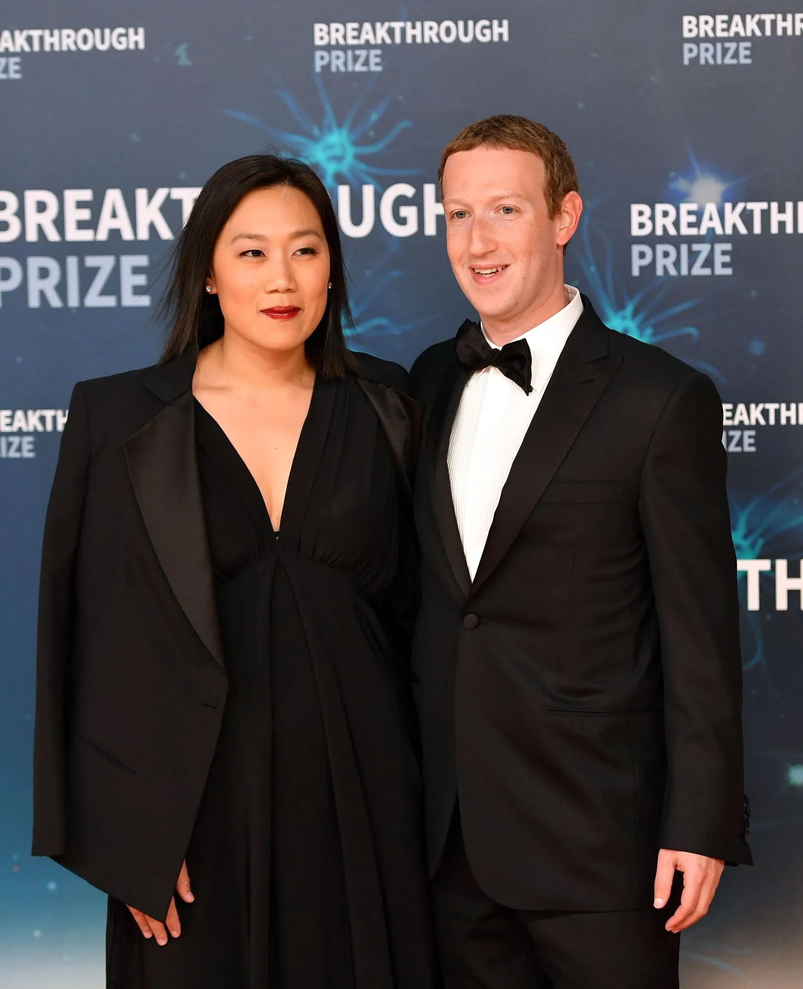 Mark Zuckerberg with a stylish beard caused a violent reaction on the network: the founder of Facebook and his wife reacted