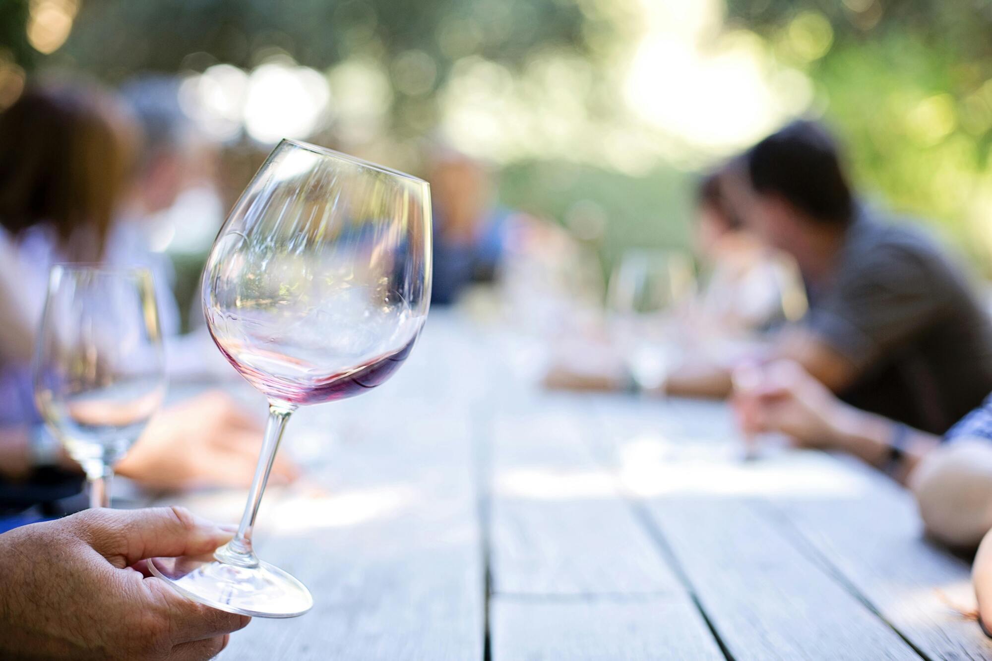 You've always served wine incorrectly: an expert talks about the 20/20 rule