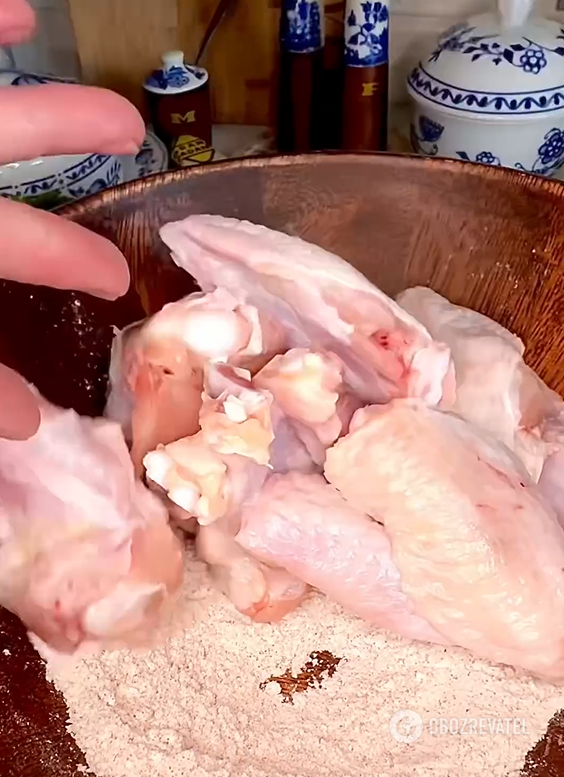 Chrupiące skrzydełka z kurczaka w panierce serowej na lunch: do ziemniaków, makaronu lub dowolnej owsianki