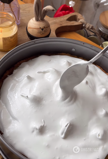 Rhubarb and meringue pie: an incredible German dessert