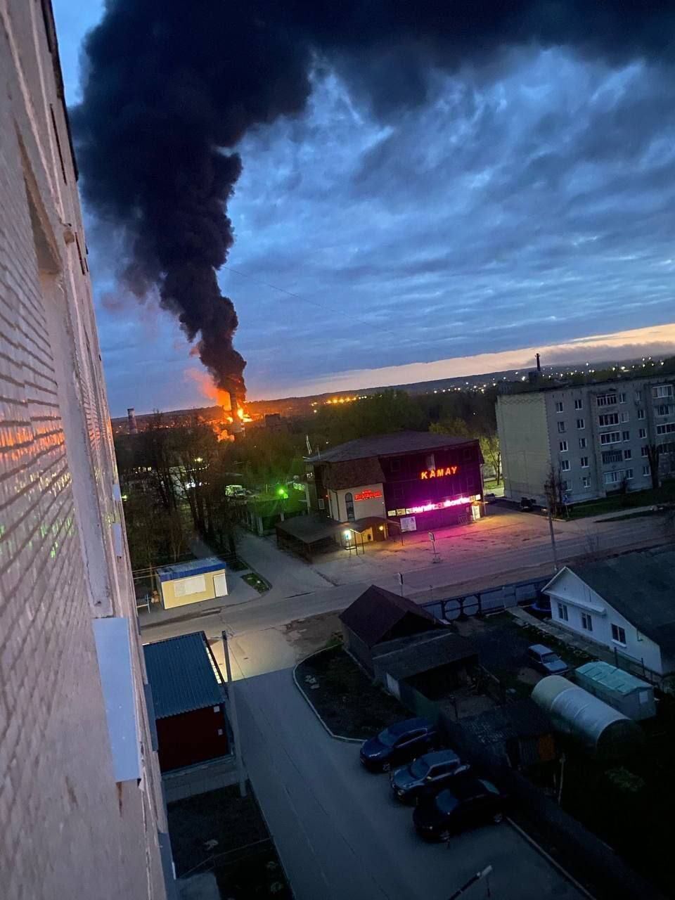 Uderzono w skład ropy naftowej i zakład metalurgiczny, wybuchły pożary: Rosja skarży się na kolejny nocny atak dronów. Wideo