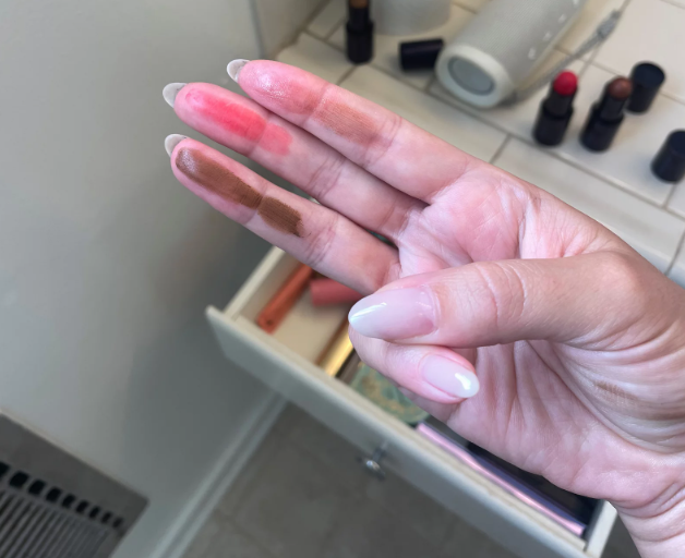 Jak wykonać perfekcyjny makijaż metodą ''trzech palców''?