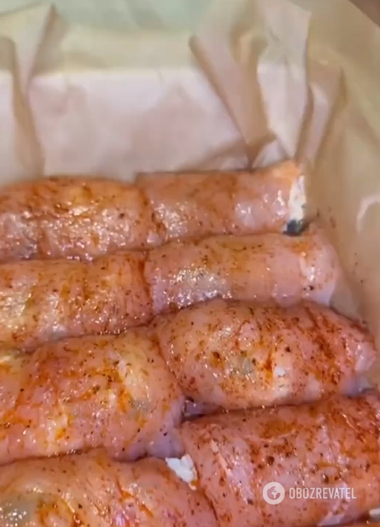 Juicy chicken rolls in the oven for a hearty lunch: what to add to the filling