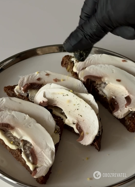 Simple sandwiches with raw mushrooms: can be eaten in Lent