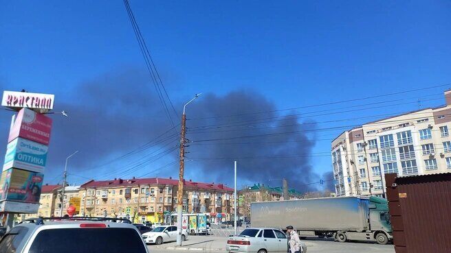 W rosyjskim mieście Omsk wybuchł potężny pożar, w którym płoną zbiorniki z produktami naftowymi. Zdjęcia i wideo