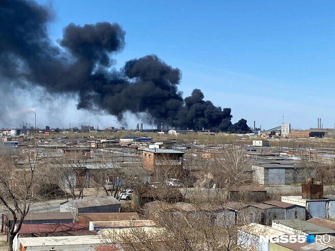 W rosyjskim mieście Omsk wybuchł potężny pożar, w którym płoną zbiorniki z produktami naftowymi. Zdjęcia i wideo