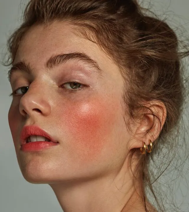 How to apply blush using the Boyfriend trend method: instructions