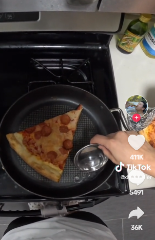 How to reheat pizza without a microwave to keep it tasty: an easy method