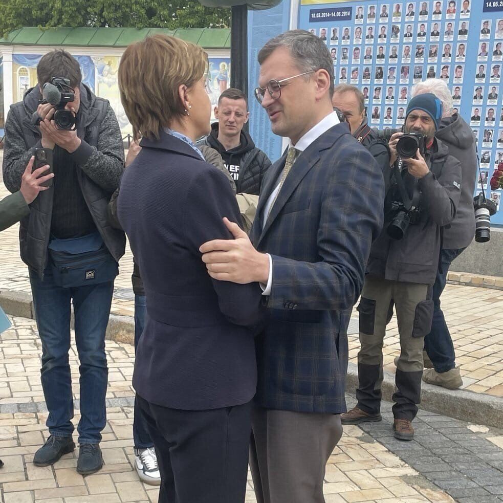 Nowy szef łotewskiego MSZ przybył z wizytą do Kijowa i oddał hołd poległym w wojnie z Rosją. Zdjęcie