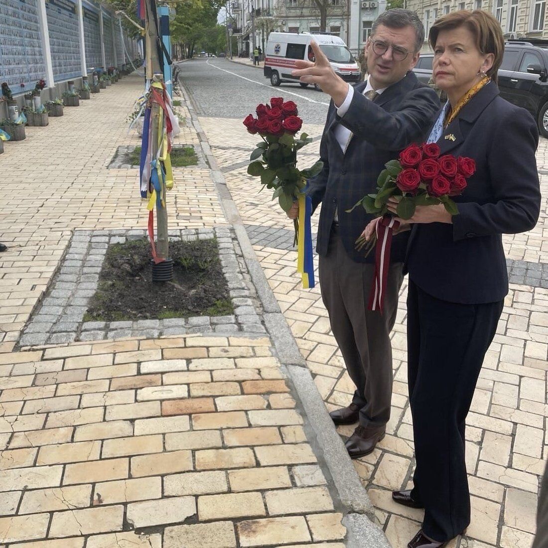 The new head of the Latvian Foreign Ministry arrived in Kyiv on a visit and paid tribute to those killed in the war with Russia. Photo