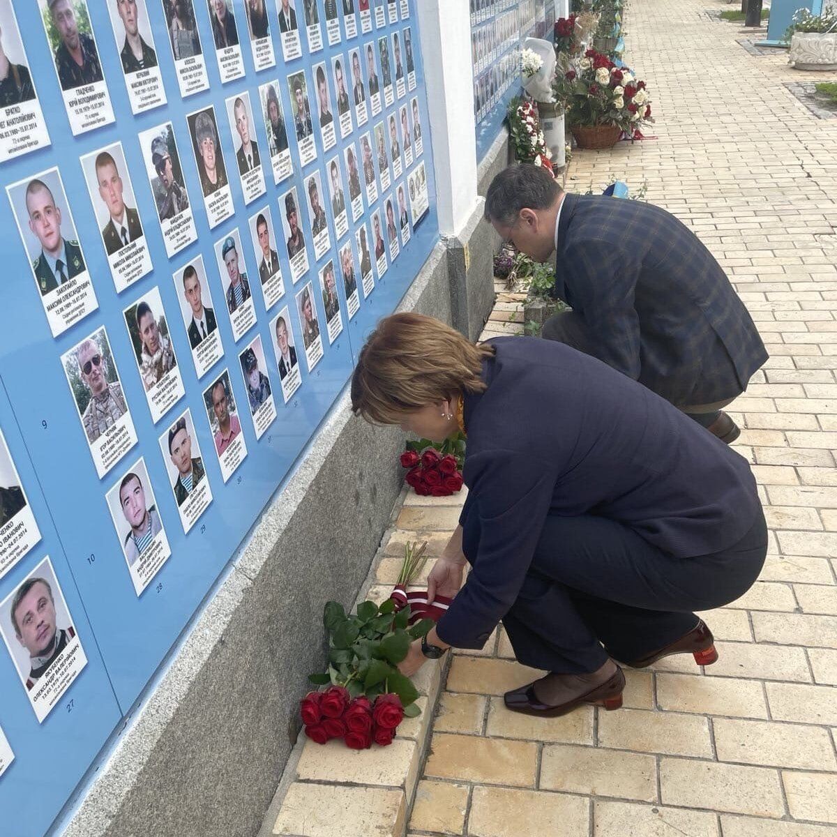 The new head of the Latvian Foreign Ministry arrived in Kyiv on a visit and paid tribute to those killed in the war with Russia. Photo