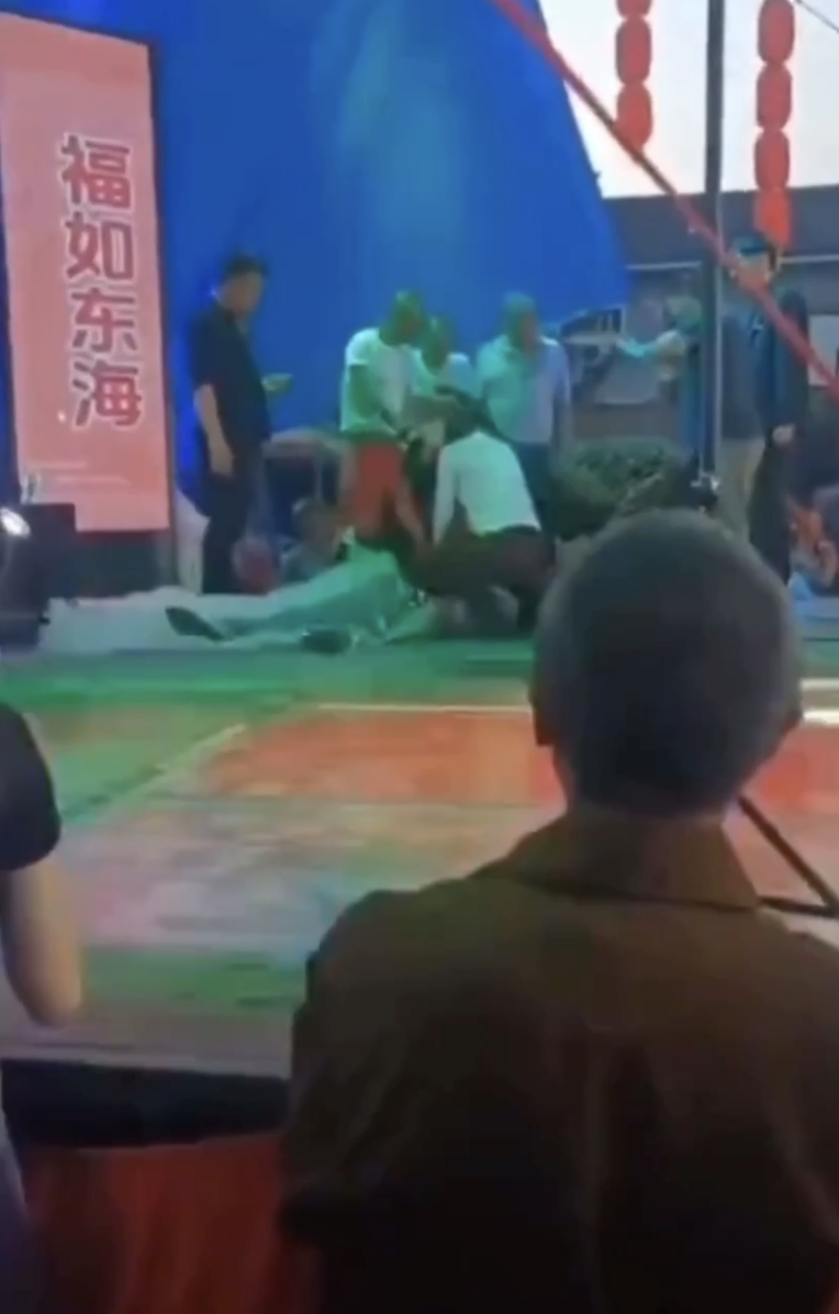 The 31-year-old singer died during a concert in China: she tripped and hit her head on the stage. Video