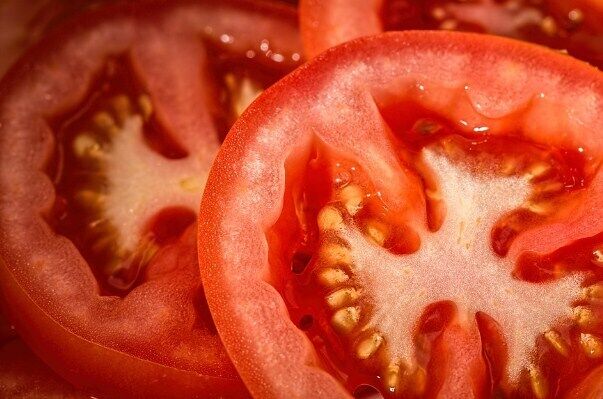 Jak prawidłowo solić pomidory, aby nie puszczały soku w sałatkach