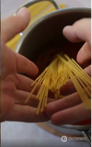 Zanurzanie spaghetti w sosie