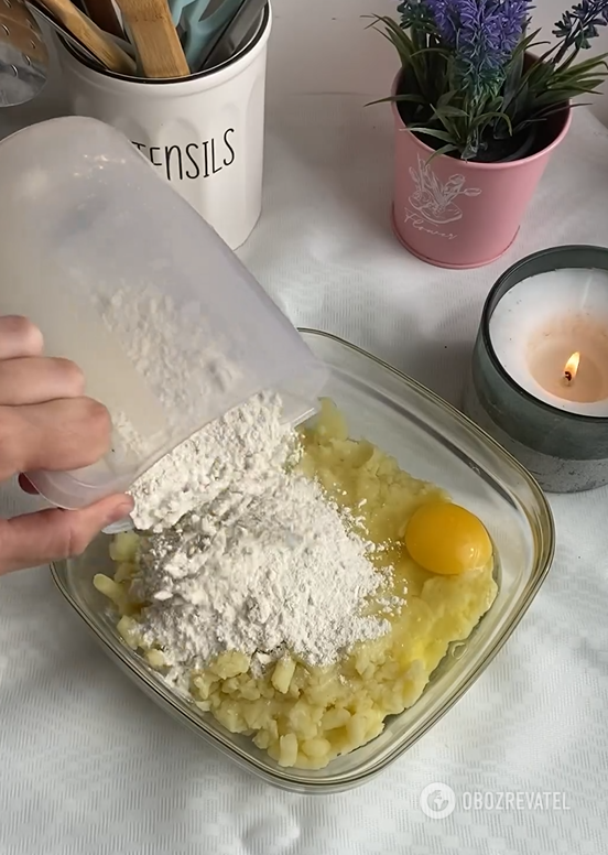 Dodaj mąkę i jajka do ziemniaków
