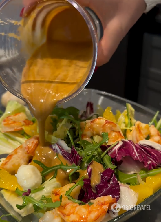 Light salad with shrimp and nut dressing: how to prepare a spectacular appetizer for a festive table
